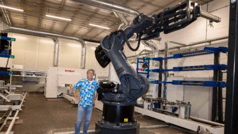 Deze robots schuren en lakken 1200 deuren per week